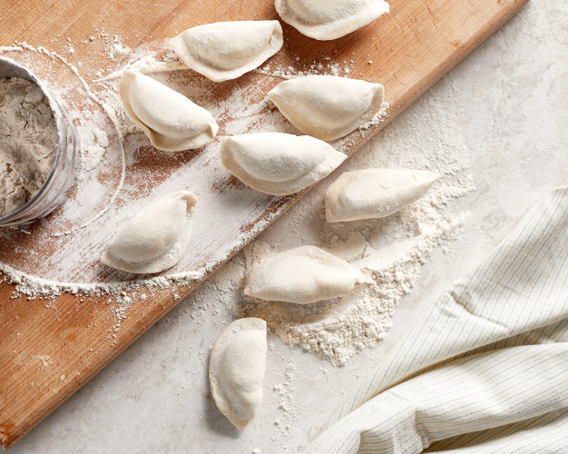 Ruskie, z kurkami, gruzińskie na słono i na słodko – krótki przewodnik po pierogach